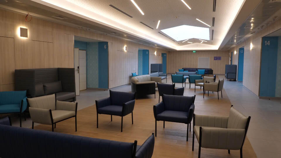 Уютный холл, по сторонам - двери в палаты (Фото: пресс-служба "Ихилов") Уютный холл, по сторонам - двери в палаты