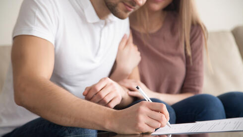 זוג חותם על חוזה