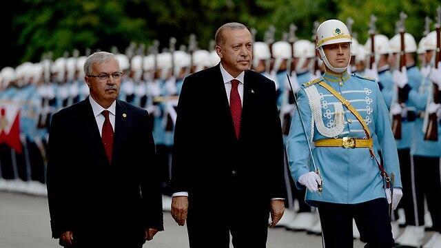 Президент Турции Реджеп Тайип Эрдоган обходит строй почетного караула в Анкаре. Фото: EPA (צילום: EPA) Президент Турции Реджеп Тайип Эрдоган обходит строй почетного караула в Анкаре. Фото: EPA