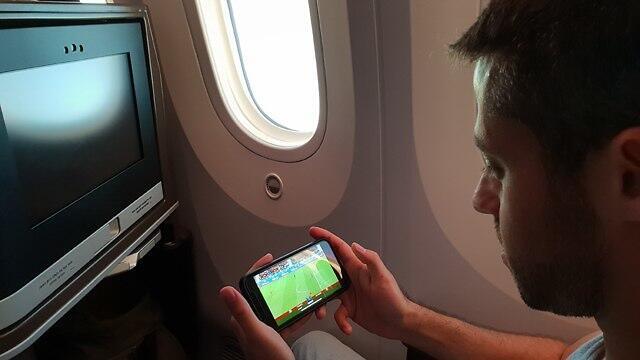 Просмотр чемпионата мира по футболу в самолете "Эль-Аль". Фото: Гай Леви (צילום: גיא לוי) Просмотр чемпионата мира по футболу в самолете "Эль-Аль". Фото: Гай Леви