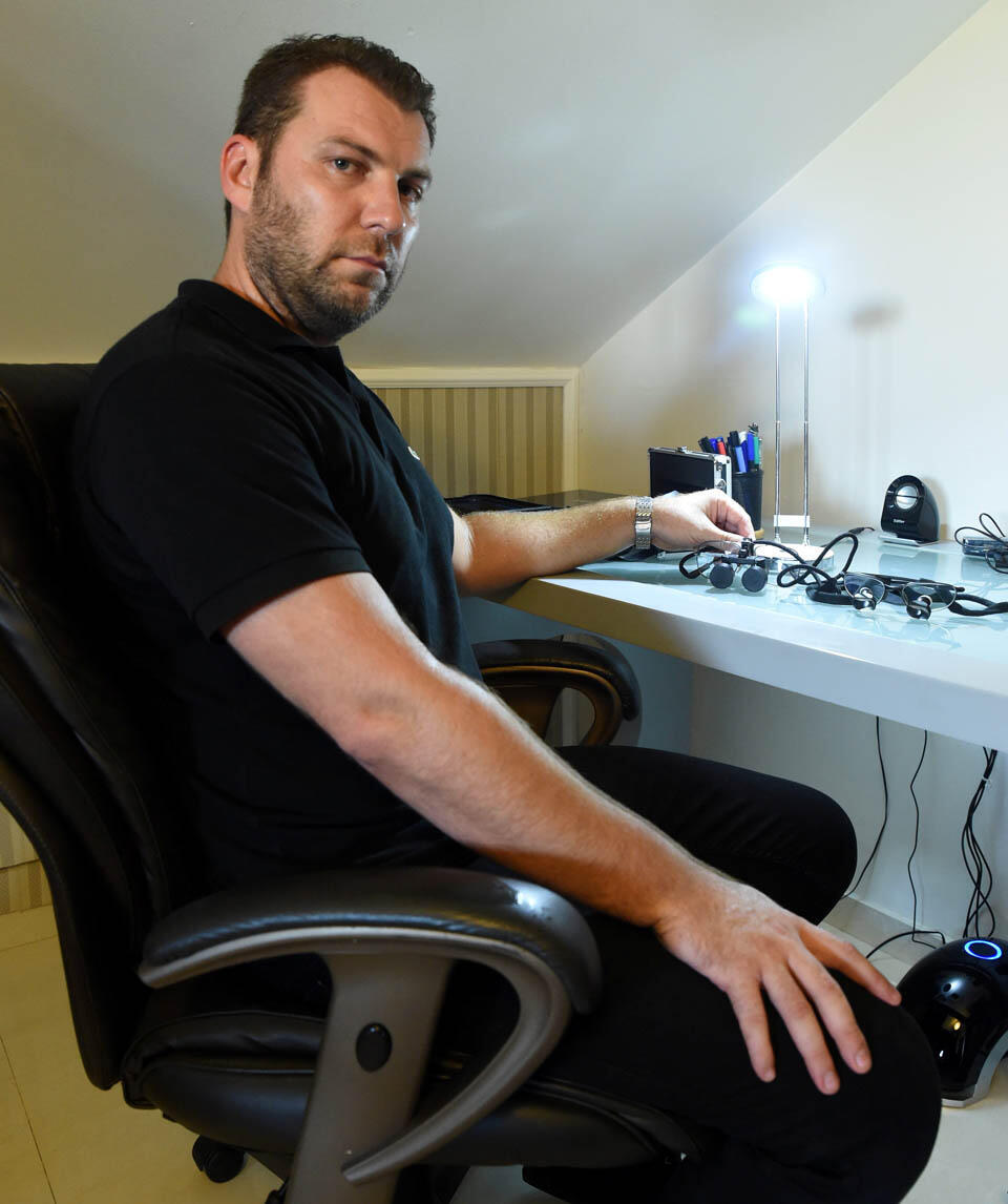 Феликс за рабочим столом отца. Фото: Хаим Оренштейн (Фото: Хаим Оренштейн) Феликс за рабочим столом отца. Фото: Хаим Оренштейн