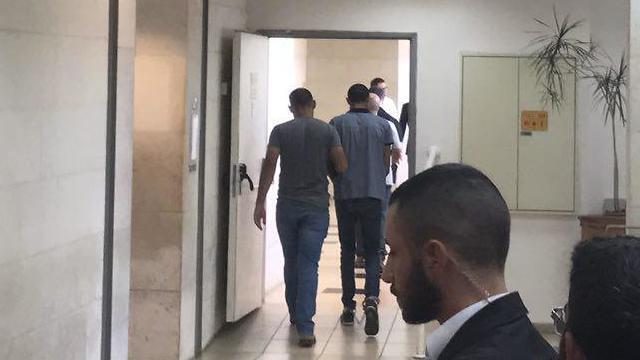 Подозреваемый в коридоре суда