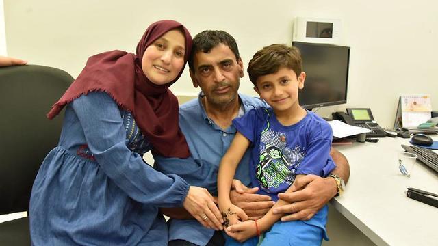 Ребенок с матерью и отцом