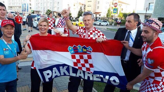 Президент Хорватии с фанатами сборной