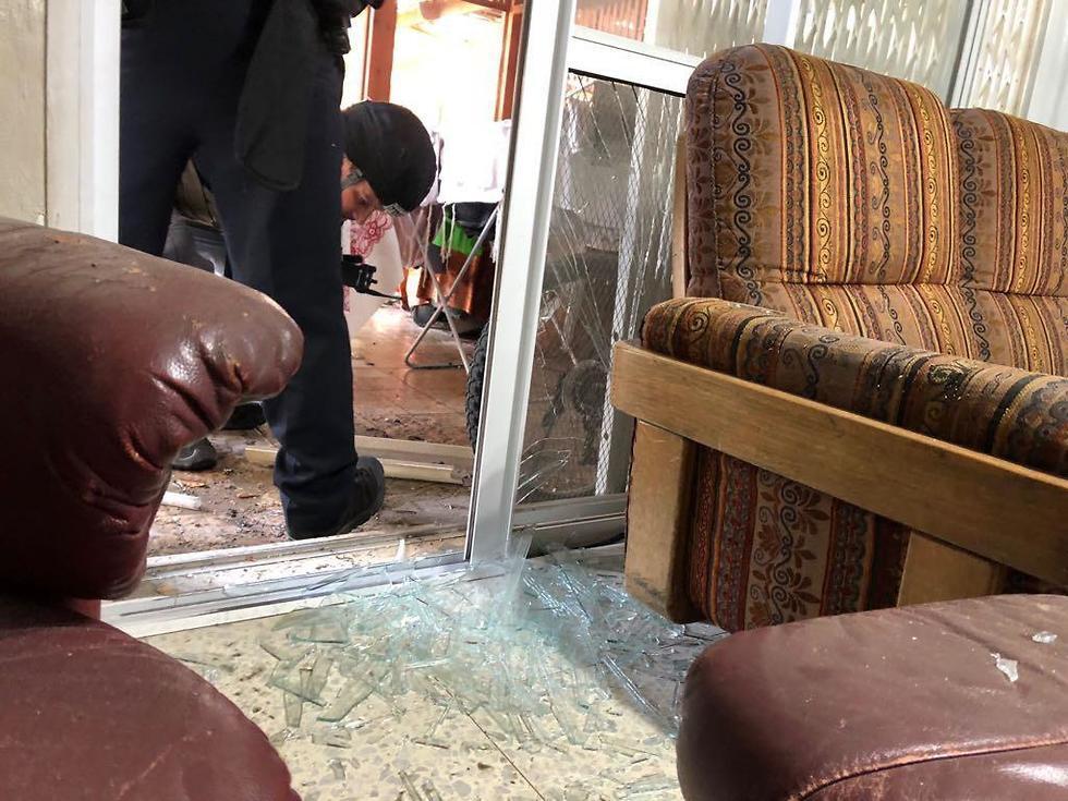 Damage caused to Sderot home hit by rocket (צילום: דוברות המשטרה) Damage caused to Sderot home hit by rocket