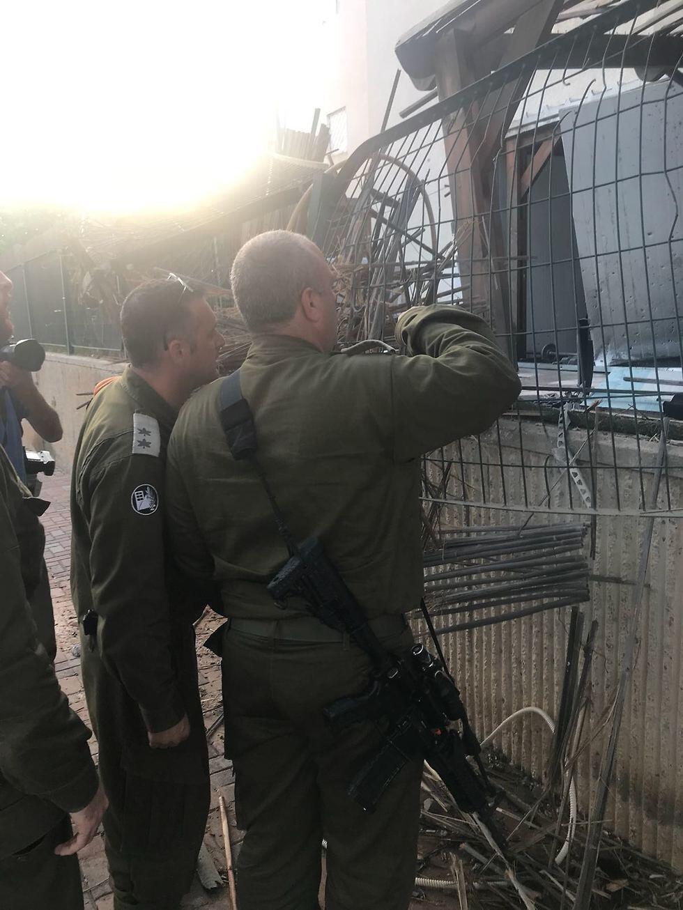 Gaza Division Commander Yehuda Fuchs visits Sderot after rocket hit (צילום: דובר צה"ל) Gaza Division Commander Yehuda Fuchs visits Sderot after rocket hit