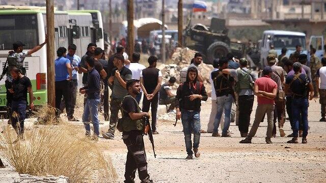 Повстанцы покидают Дераа. Фото: AFP