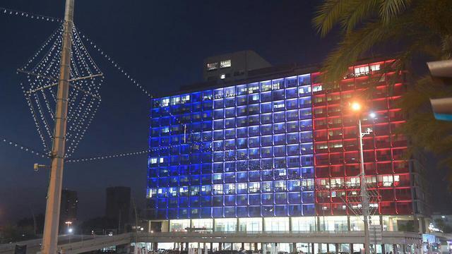 Здание мэрии Тель-Авива после победы сборной Франции по футболу, 15 июля 2018 года. Фото: Моти Кимхи