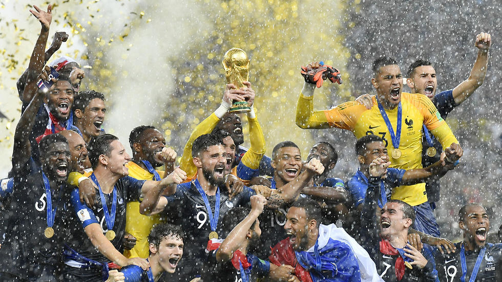 France celebrates with the trophy (Photo: AP) צרפת חוגגת עם הגביע