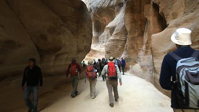 Туристы в районе Петры. Фото: Гилад Кармели (צילום: גלעד כרמלי) Туристы в районе Петры. Фото: Гилад Кармели