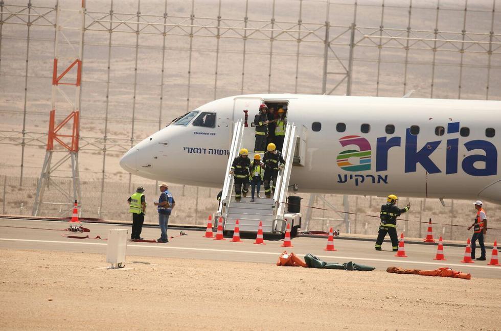 Пассажиры первого рейса ступают на землю нового аэропорта. Фото: Моти Кимхи