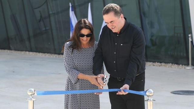 Рона Рамон и министр Исраэль Кац дали добро на приземление первого самолета. Фото: Моти Кимхи