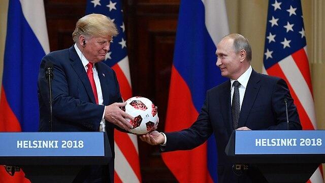 Подарок на память - мяч с мундиаля. Фото: AFP