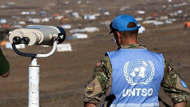 UN peacekeepers observing border from Israeli side (צילום: EPA) UN peacekeepers observing border from Israeli side