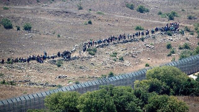 Syrian refugees approaching the Israeli border