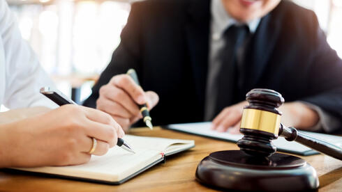 אילוסטרציה עו"ד עורך דין בית משפט