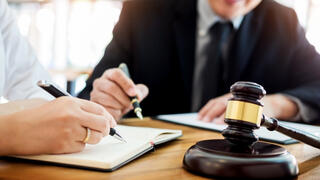 אילוסטרציה עו"ד עורך דין בית משפט