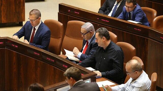 Netanyahu votes in favor surrogacy bill   