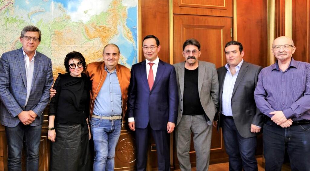 Израильская делегация в Якутске с главой республики Айсеном Николаевым (Фото: Макс Лурье) Израильская делегация в Якутске с главой республики Айсеном Николаевым