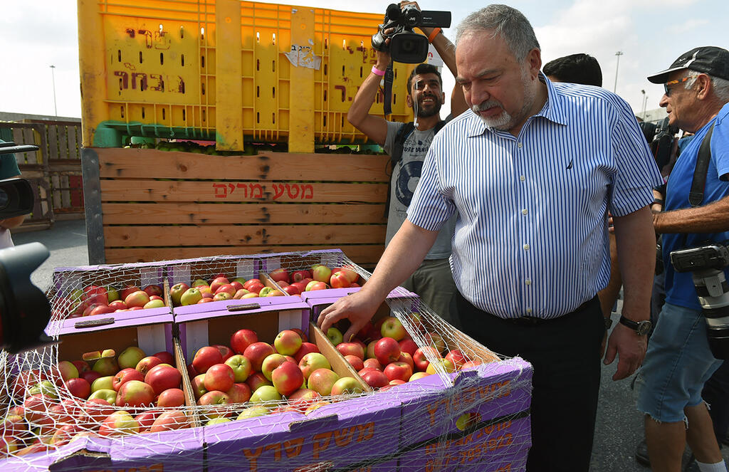 אביגדור ליברמן במעבר כרם שלום