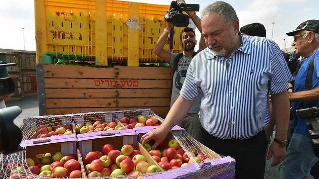 Defense Minister Avigdor Lieberman at the Kerem Shalom border crossing (צילום: אריאל חרמוני, משרד הביטחון) Defense Minister Avigdor Lieberman at the Kerem Shalom border crossing