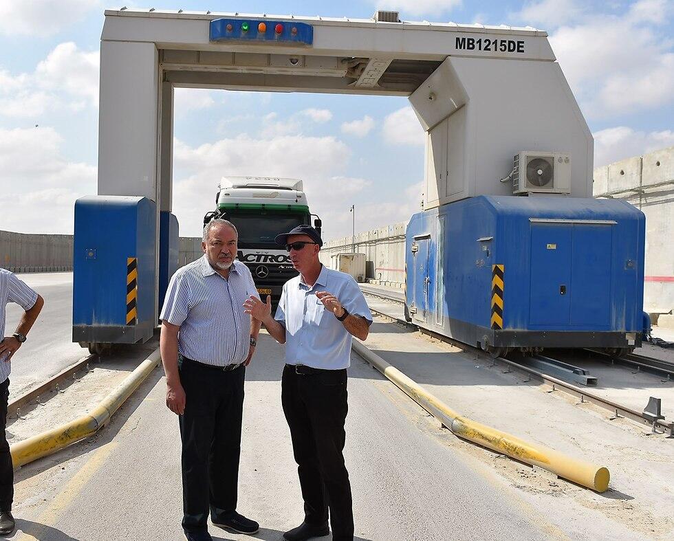 Lieberman at the Kerem Shalom border crossing