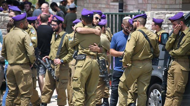 Givati soldiers at the funeral (צילום: יאיר שגיא) Givati soldiers at the funeral