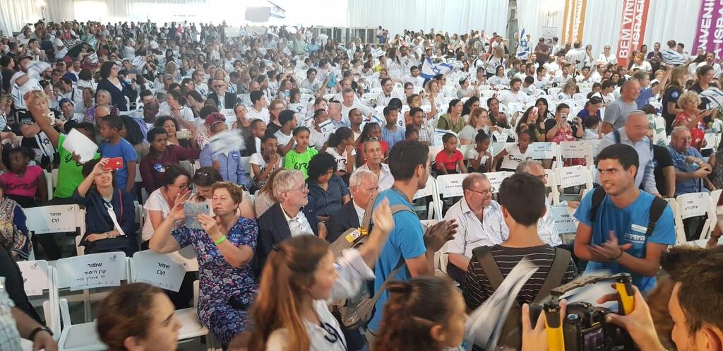 Репатрианты в аэропорту. Фото: пресс-служба министерства алии