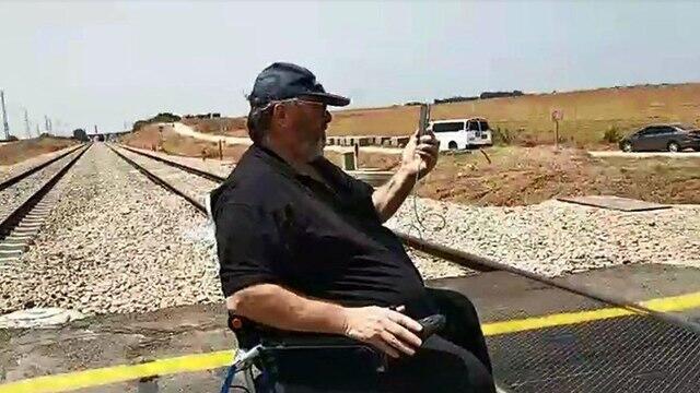 Инвалиды на рельсах. Фото: Цаира Нахмиас (צילום: צעירה נחמיאס) Инвалиды на рельсах. Фото: Цаира Нахмиас