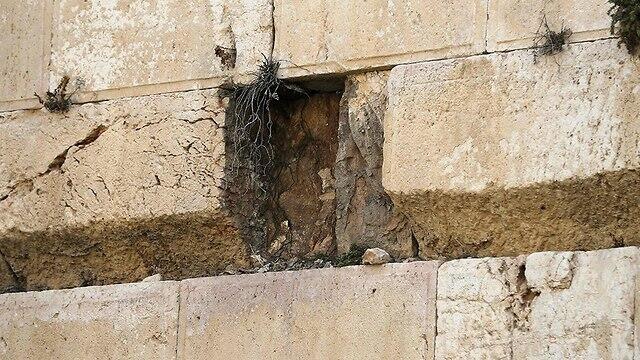 Выпавший камень. Фото: AFP