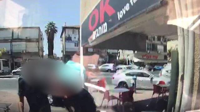 Нападение на мунципального инспектора в Рамат-Гане. Кадр видеозаписи