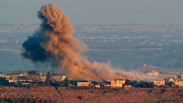 Перед завершением захвата Кунейтры: сирийская правительственная армия обстреливает позиции повстанцев. Фото: AFP