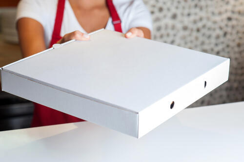 Прусаки попадают в дом в картонных коробках. Фото: shutterstock