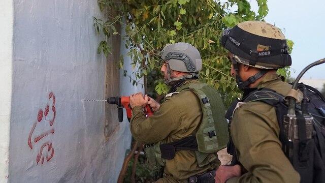 Поготовка дома террориста к сносу. Фото: пресс-служба ЦАХАЛа (צילום: דובר צה"ל) Поготовка дома террориста к сносу. Фото: пресс-служба ЦАХАЛа