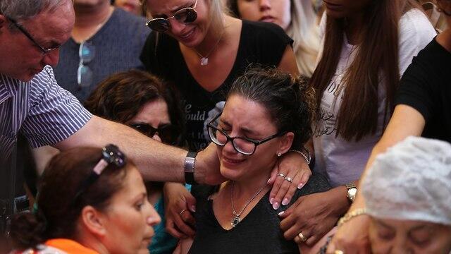 Таль, вдова Йотама Овадьи, на похоронах мужа. Фото: Амит Шааби (צילום: עמית שאבי) Таль, вдова Йотама Овадьи, на похоронах мужа. Фото: Амит Шааби