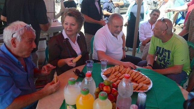 В июле 2018 года в кибуце Ор-Нер: Либерман с супругой в гостях у кибуцников. Фото: Ави Роках (צילום: אבי רוקח) В июле 2018 года в кибуце Ор-Нер: Либерман с супругой в гостях у кибуцников. Фото: Ави Роках