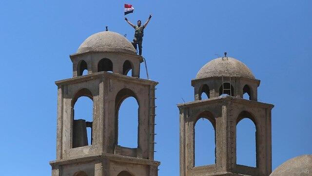 Сирийский флаг над Кунейтрой. Фото: AFP