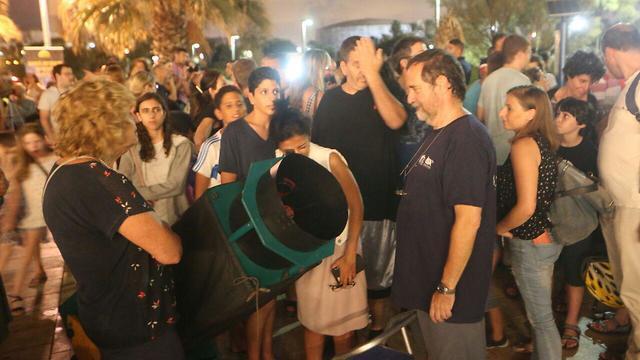 В Тель-Авиве наблюдатели вооружились телескопом. Фото: Моти Кимхи