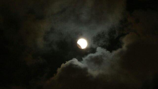 Начало затмения в Тель-Авиве. Фото: Моти Кимхи