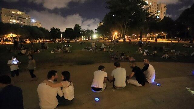 Жители Кирьят-Оно вышли на улицы. Фото: Итан Эльхараз