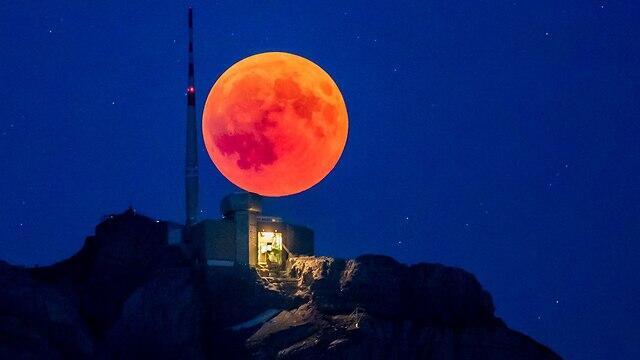 Кровавая Луна над Швейцарией. Фото ЕРА