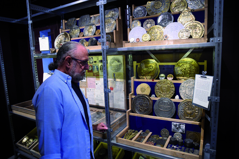 Боаз Кречмер и экспонаты музея. Фото: Хаим Оренштейн (Боаз Кречмер и экспонаты музея. Фото: Хаим Оренштейн) Боаз Кречмер и экспонаты музея. Фото: Хаим Оренштейн