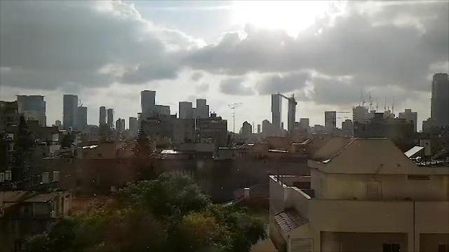 Дождь в июле, Гиватаим. Фото: Ротем Пар
