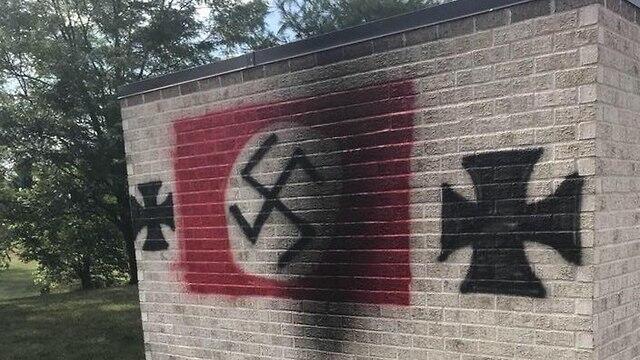 Indiana synagogue vandalized (מתוך הפייסבוק של Debby Barton Grant) Indiana synagogue vandalized