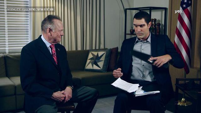 Morad shows US politician Moore how to use the device