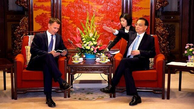 Министры поговорили по-японски. Фото: ЕРА (צילום: EPA) Министры поговорили по-японски. Фото: ЕРА