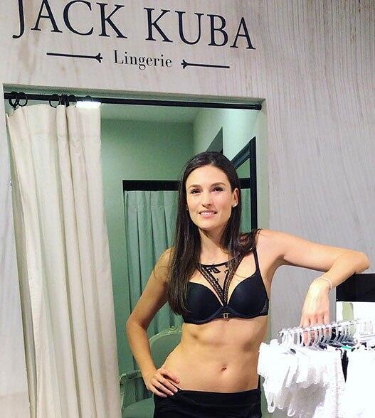 Лена Ральф демонстрирует бюстгальтер с кружевной вставкой (Лена Ральф) Лена Ральф демонстрирует бюстгальтер с кружевной вставкой