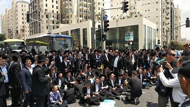 Столкновения в Иерусалиме (צילום: מחאת החרדים הקיצוניים) Столкновения в Иерусалиме