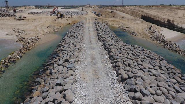 Подземная стена на границе с Газой. Фото: пресс-служба минобороны (צילום: אגף דוברות והסברה במשרד הביטחון) Подземная стена на границе с Газой. Фото: пресс-служба минобороны
