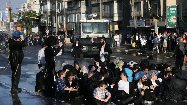 Демонстрация против призыва ультраортодоксов. Бней-Брак, август 2018 года. Фото: Моти Кимхи (צילום: מוטי קמחי) Демонстрация против призыва ультраортодоксов. Бней-Брак, август 2018 года. Фото: Моти Кимхи